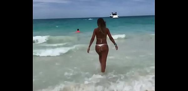  Jovencita 18 con tremendo culo en bikini en la playa